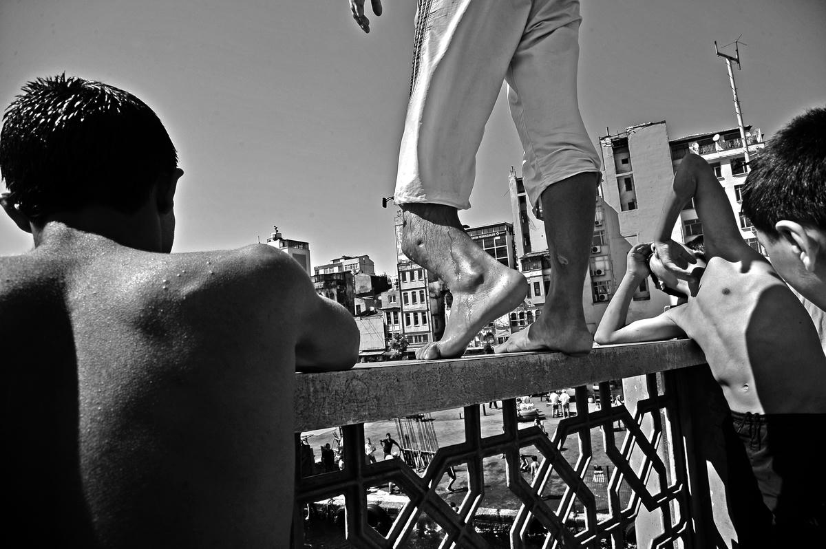 Karaköy’de yüzen çocuklar/lensler konuşabilseydi